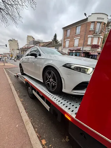 Mercedes Classe A blanche chargée sur le plateau d'une dépanneuse Speed Depann'IDF